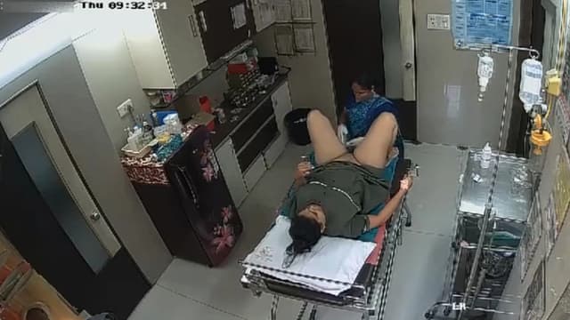 Desi Bhabhi In Clinic House-Keeper Shaving Her Pussy – hindixxxsite